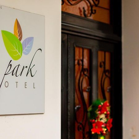 V Park Hotel Тбилиси Екстериор снимка