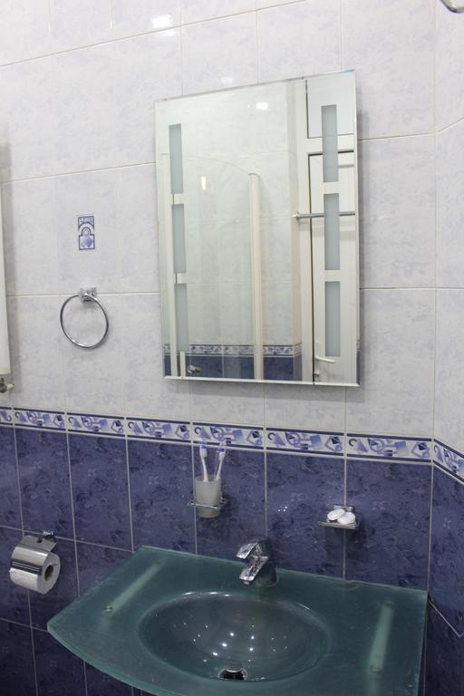 V Park Hotel Тбилиси Стая снимка