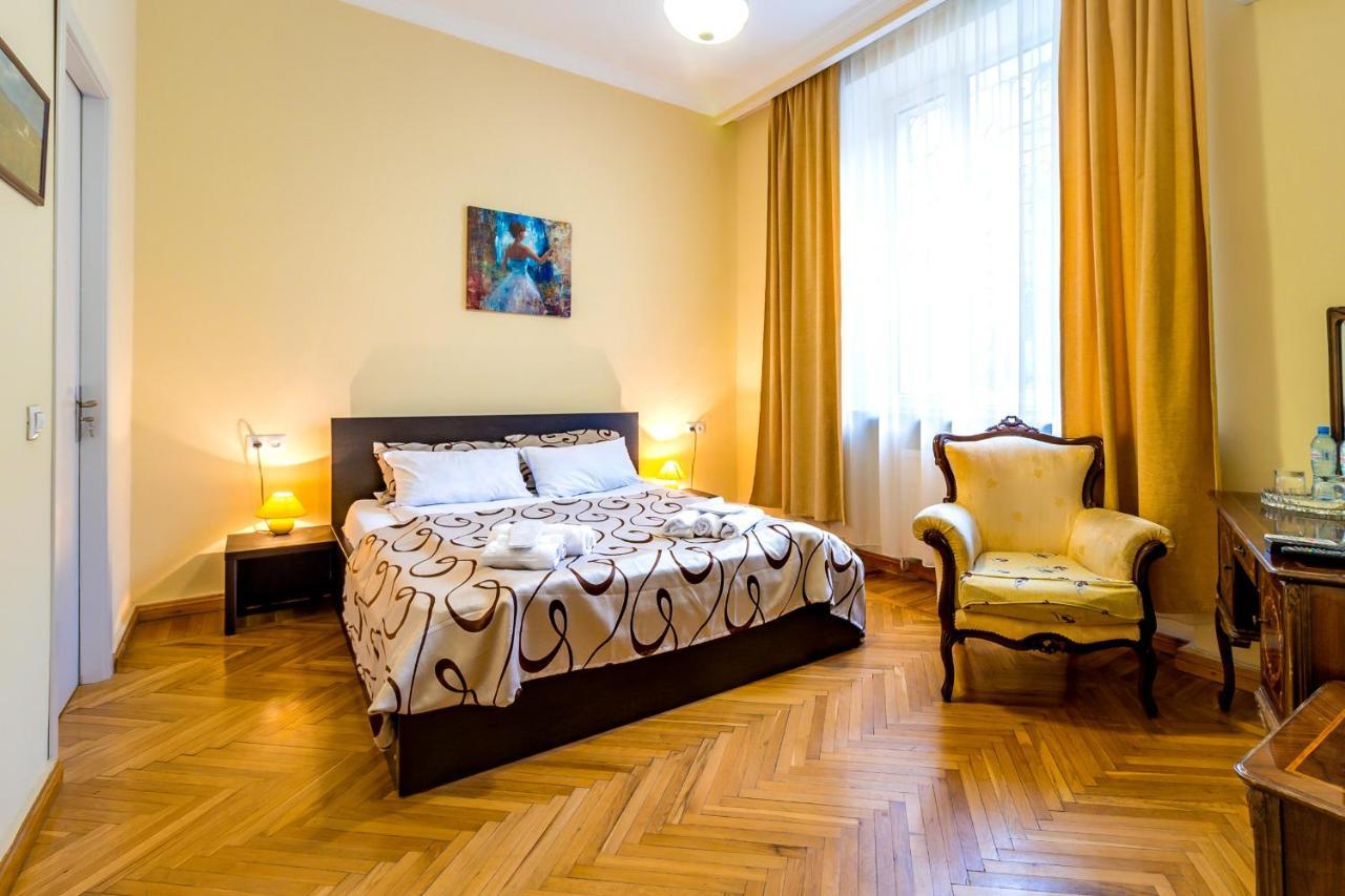 V Park Hotel Тбилиси Екстериор снимка